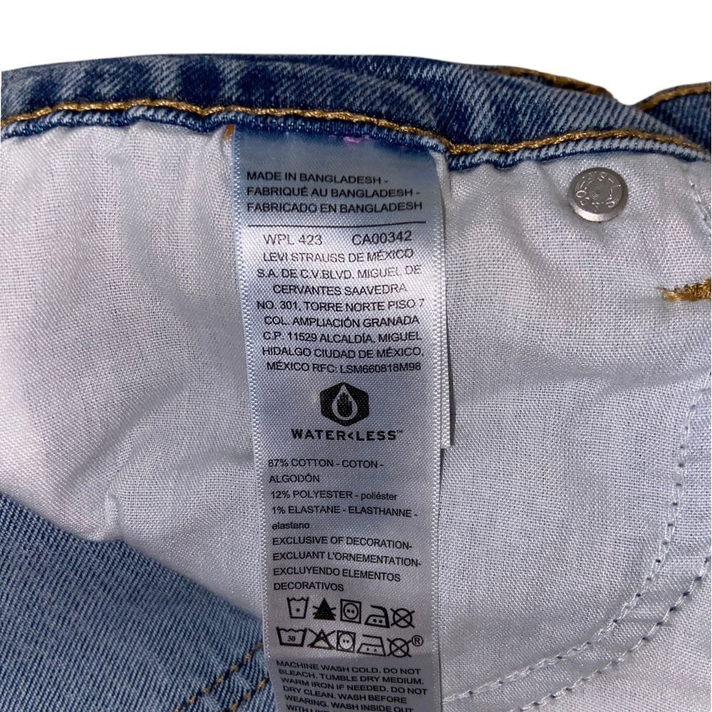 Signature by Levi Strauss Heritage High Rise Denim Shorts Light Wash Raw Hem 6 - Picture 7 of 9